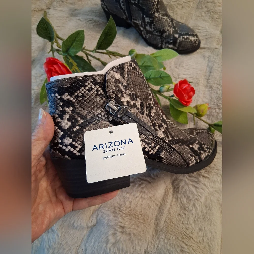 Women's Faux Snakeskin Ankle Boots. Size 6M - Picture 3 of 6